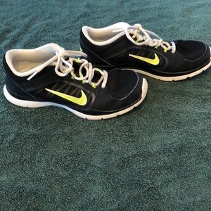Nike Training Shoe size 9 Black White and Yellow